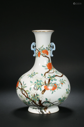 Famille rose bottle in Qing Dynasty