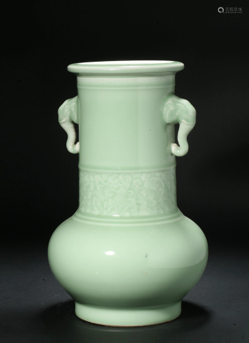 Green bean green elephant ear vase in Qing dynasty