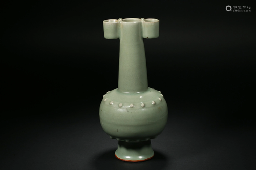 Celadon double-tube bottle in Qing dynasty