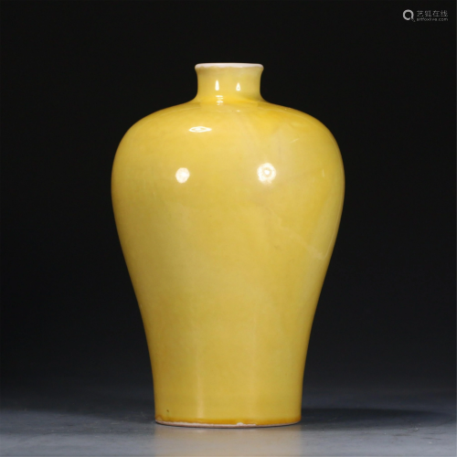 A CHINESE GUAN-TYPE YELLOW GLAZED PORCELAIN VASE