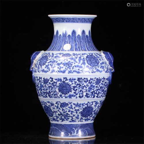 A CHINESE BLUE AND WHITE DOUBLE HANDLES PORCELAIN VASE