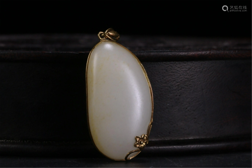 A CHINESE JADE PENDANT WITH GOLD MOUNTED