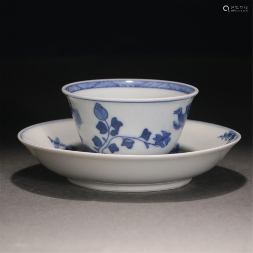 A SET OF CHINESE BLUE AND WHITE PORCELAIN CUP AND