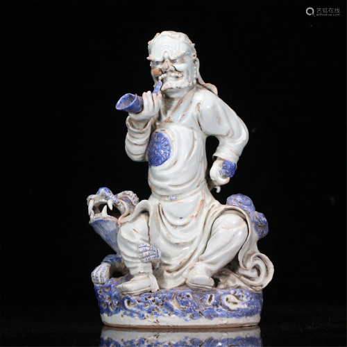 A CHINESE BLUE AND WHITE PORCELAIN SEATED FIGURINE