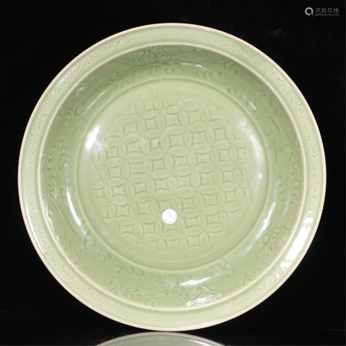 A CHINESE CIZHOU-TYPE INCISED PORCELAIN PLATE