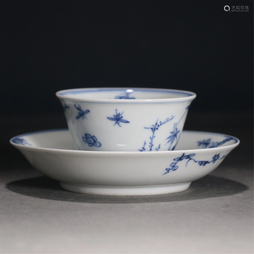 A SET OF CHINESE BLUE AND WHITE PORCELAIN CUP AND