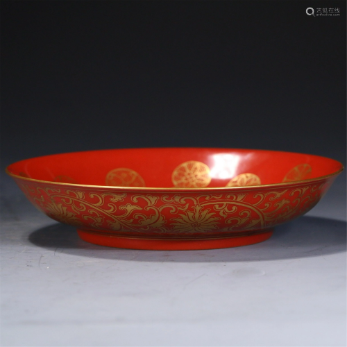 A CHINESE CORAL RED GLAZE GOLD PAINTED PORCELAIN PLATE