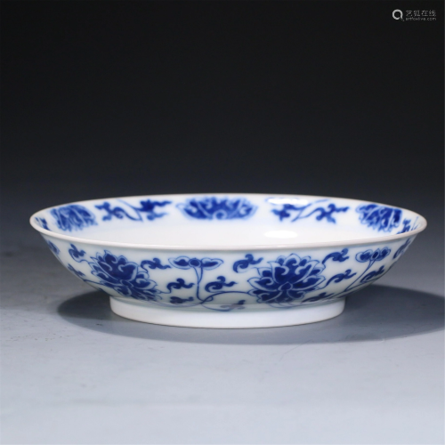 A CHINESE BLUE AND WHITE PORCELAIN FLORAL PLATE