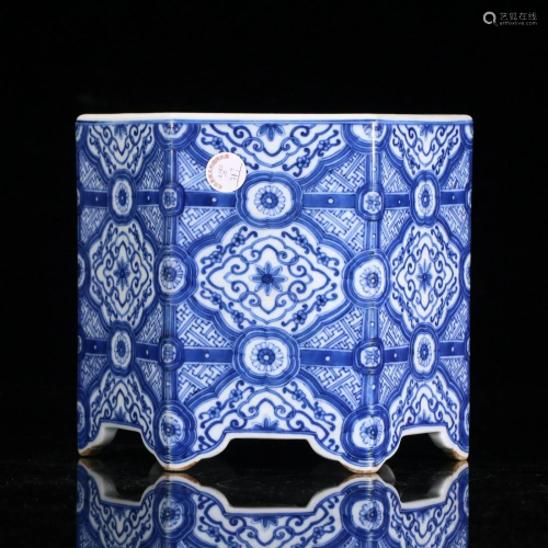A CHINESE BLUE AND WHITE PORCELAIN HEXAGONAL BRUSH POT