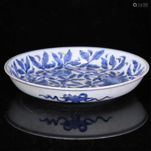 A CHINESE BLUE AND WHITE PEACHES PORCELAIN PLATE