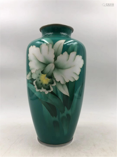 A JAPANESE CLOISONNE JADEITE FLORAL PATTERN VASE