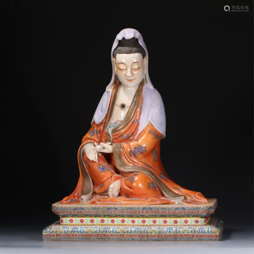A CHINESE FAMILLE ROSE PORCELAIN SEATED FIGURINE OF