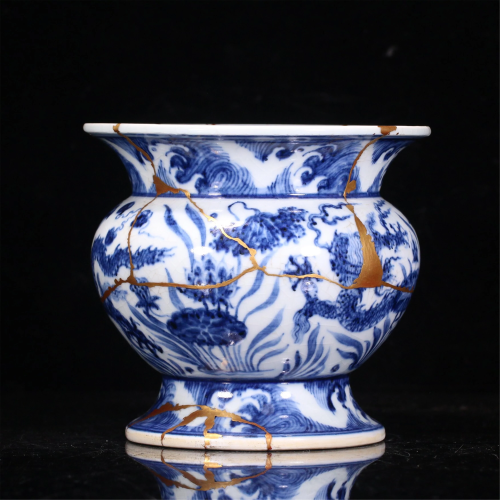 A CHINESE BLUE AND WHITE DRAGON PORCELAIN SPITTOON