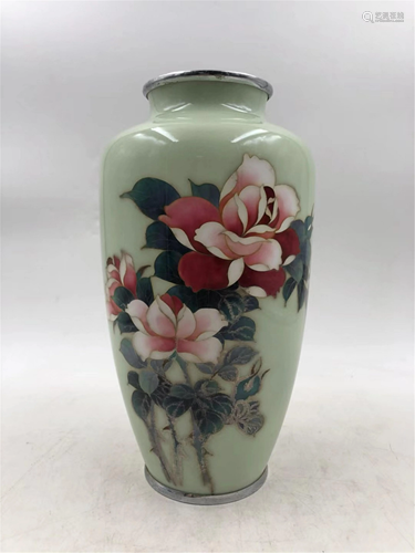 A JAPANESE CLOISONNE FLORAL PATTERN VASE