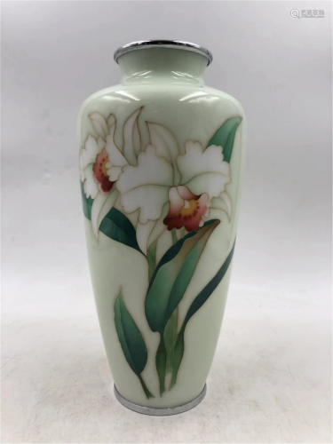 A JAPANESE CLOISONNE FLORAL PATTERN VASE