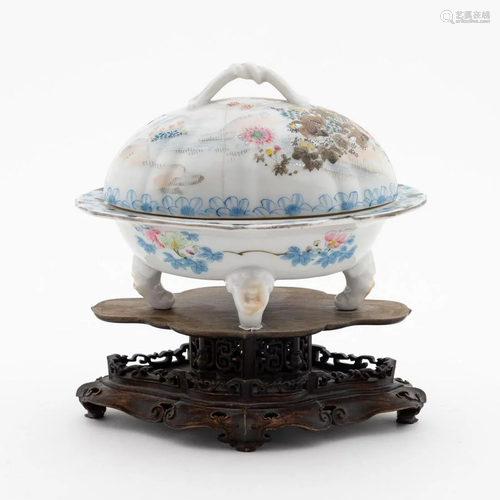 CHINESE EXPORT OVAL LIDDED PORCELAIN DISH ON STAND