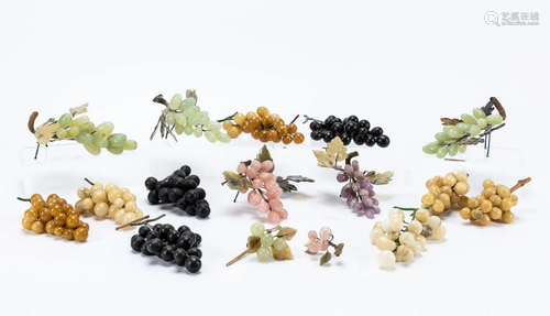 GROUP, FIFTEEN MIXED HARDSTONE GRAPE CLUSTERS