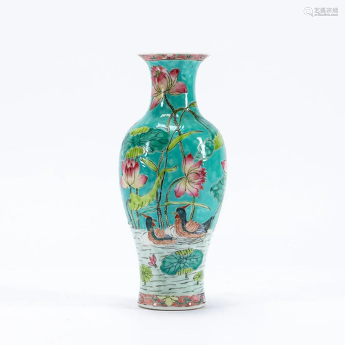 CHINESE FAMILLE ROSE & TURQUOISE FLORAL MOTIF VASE