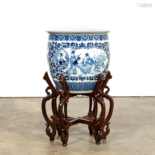 LARGE CHINESE BLUE & WHITE FISHBOWL ON STAND