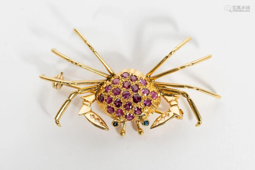 18K YELLOW GOLD & RUBY CRAB PIN, SAPPHIRE EYES