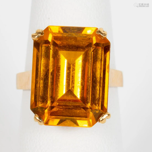 18K YELLOW GOLD & GOLDEN SYNTHETIC SAPPHIRE RING