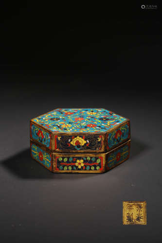A CLOISONNE ENAMEL FLOWER AND CLOUD HEXAGONAL BOX AND COVER