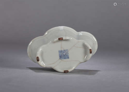 A CHINESE GE-GLAZED PORCELAIN BASIN