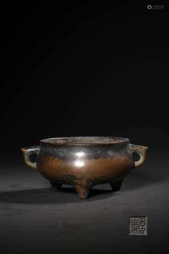 A BRONZE DOUBLE-EARED TRIPOD INCENSE BURNER