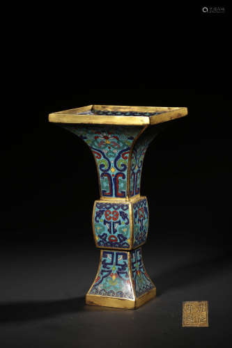 A CLOISONNE ENAMEL INTERLOCKING FLOWER BEAKER VASE