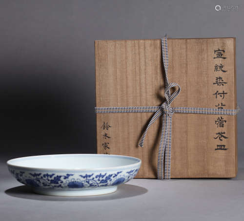 A CHINESE BLUE AND WHITE PORCELAIN PLATE WITH FLOWER PATTERN