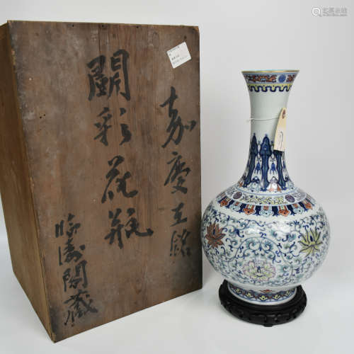 A CHINESE WHITE AND BLUE DOUCAI VASE WITH FLORAL DESIGN