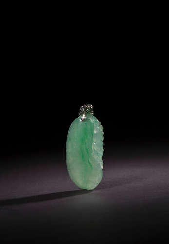 A CARVED JADEITE MELON-FORM PENDANT