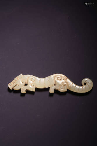 A CARVED WHITE JADE DRAGON-SHAPED ORNAMENT