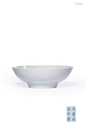 A WHITE GLAZE PORCELAIN BOWL