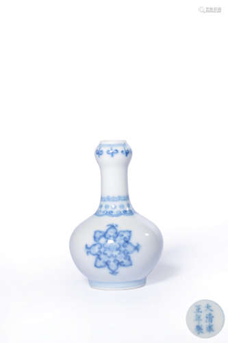 A BLUE AND WHITE BOXIANG FLOWERS GARLIC-HEAD-SHAPED VASE