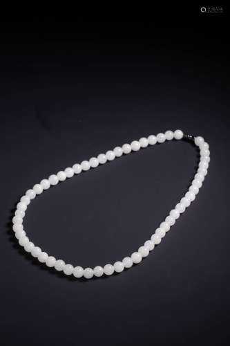 A PIECE OF 58 WHITE JADE BEADS NECKLACE