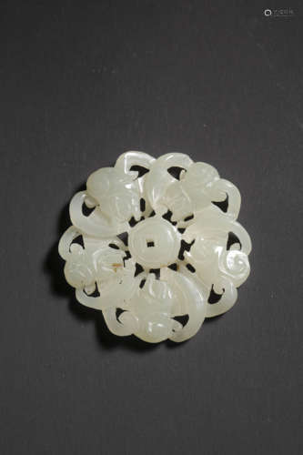 A CARVED JADE FIVE BATS ORNAMENT