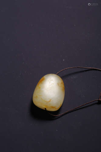 A WHITE AND RUSSET JADE BOULDER PENDANT