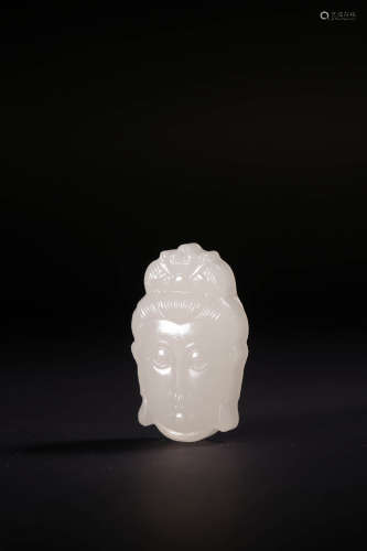 A CARVED WHITE JADE AVALOKITESVARA HEAD PENDANT