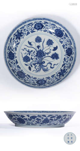 A BLUE AND WHITE INTERLOCKING LOTUS DISH