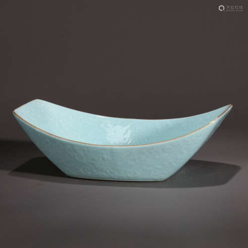A TURQUOISE-GLAZED APPLIQUE FLORAL BOAT-SHAPED WASHER