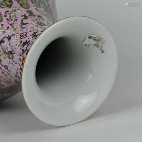 A CHINESE FAMILLE ROSE PORCELAIN VASE