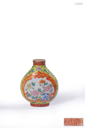 A YELLOW-GROUND FAMILLE ROSE FLORAL SNUFF BOTTLE