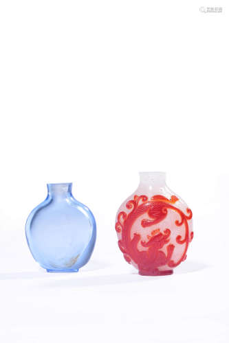 A SET OF BLU AND RED GLASSWARE SNUFF BOTTLES