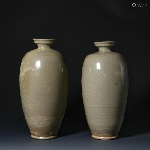 A pair of porcelain bottles in Yaozhou kiln in Song