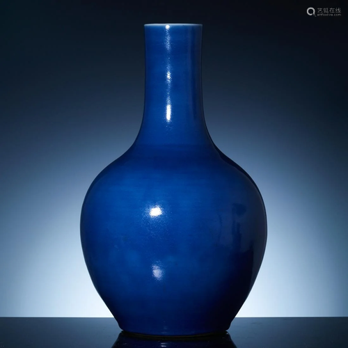 Qingganlong blue glaze celestial bottle