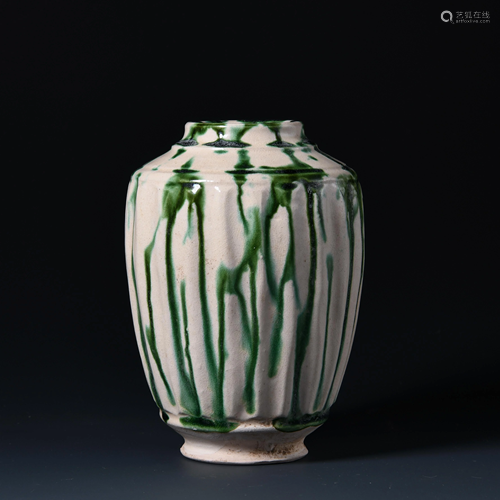 Melon edge bottle of Xing kiln in Song Dynasty