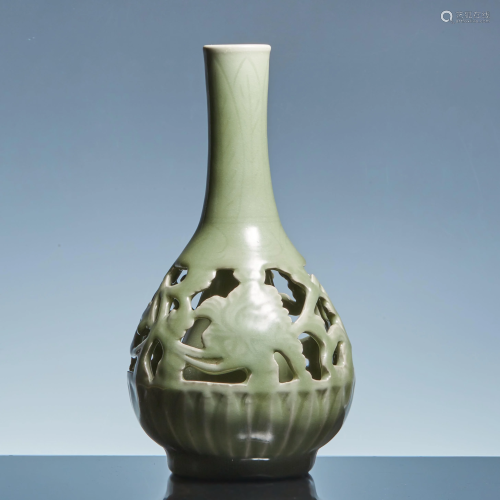 Lacquered flask of Longquan kiln in Song Dynasty
