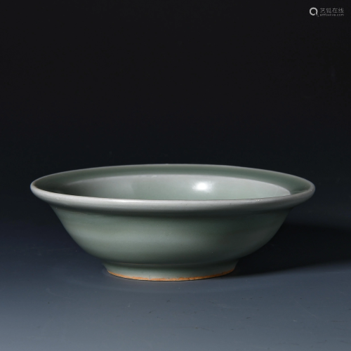 Green glaze plate of Longquan kiln in Yuan Dynasty