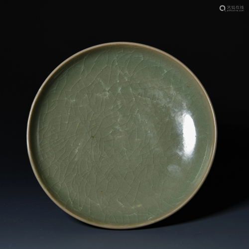 Ge glaze plate of Ru kiln in Song Dynasty